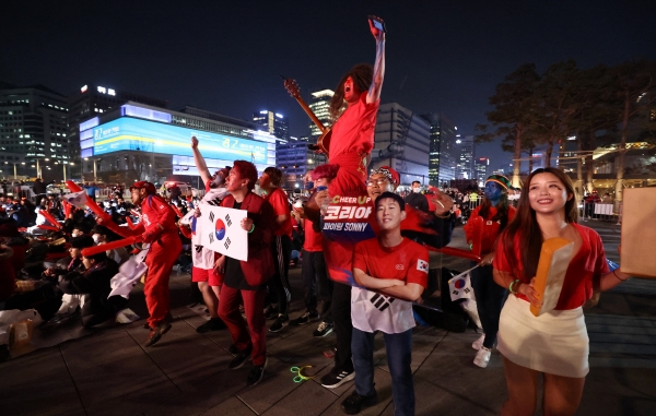 ▲거리응원 중인 붉은악마와 시민들(연합뉴스)
