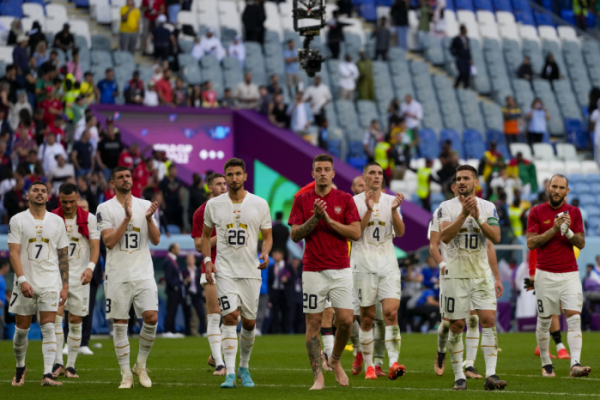 ▲28일 카타르 알와크라의 알자눕 스타디움에서 열린 카메룬과의 2022 국제축구연맹(FIFA) 카타르 월드컵 조별리그 G조 2차전 경기를 마친 후 인사 중인 세르비아 선수들.  (AP/연합뉴스)