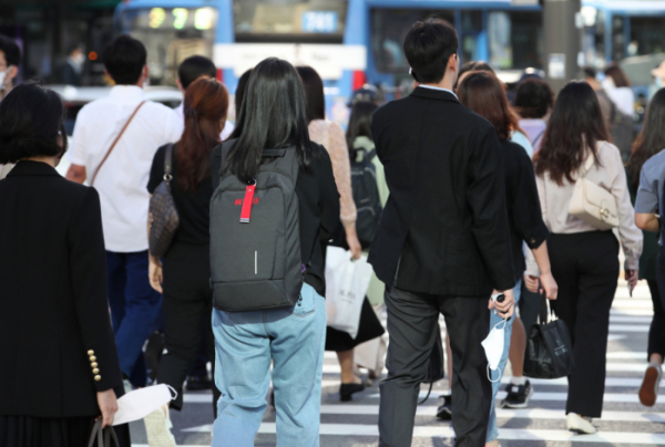 ▲서울 광화문 사거리에서 직장인들이 출근하고 있다. (사진제공=뉴시스)