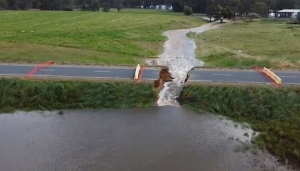 ▲호주 빅토리아주 긴급서비스(VICSES)가 15일 트위터를 통해 송출한 영상에서 도로 중간이 폭우로 무너져내려 있는 모습이 보인다. 출처 VICSES 트위터 캡처

