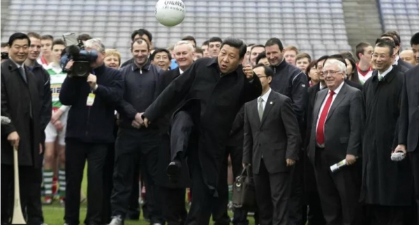 ▲축구광으로 알려진 시진핑 중국 국가주석이 부주석이던 2012년 2월 20일 아일랜드 더블린의 크록파크 경기장에서 축구공을 차고 있다. 더블린/로이터뉴시스
