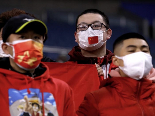 ▲2022 카타르 월드컵 조별 리그 경기에서 중국 국가대표팀의 경기력에 실망하는 중국 축구팬들. 로이터연합뉴스
