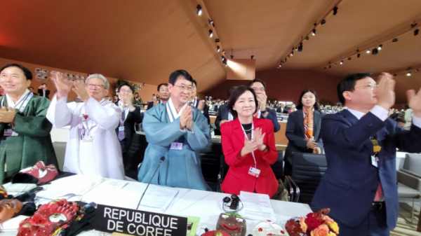 ▲‘한국의 탈춤’ 유네스코 등재를 기뻐하는 정부 대표단 (사진제공=문화재청)