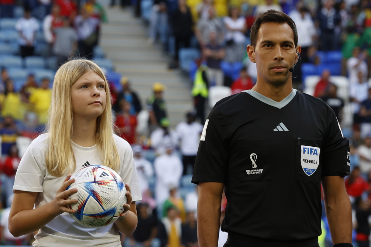 ▲'2022 카타르 월드컵' G조 1차전 스위스-카메룬 경기 주심으로 나선 파쿤도 테요(40). (EPA/연합뉴스)