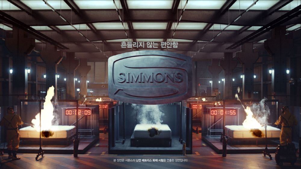 ▲시몬스 침대 새 광고인 ‘메이드 바이 시몬스(Made by SIMMONS)’의 난연 매트리스 편. (사진제공=시몬스침대)