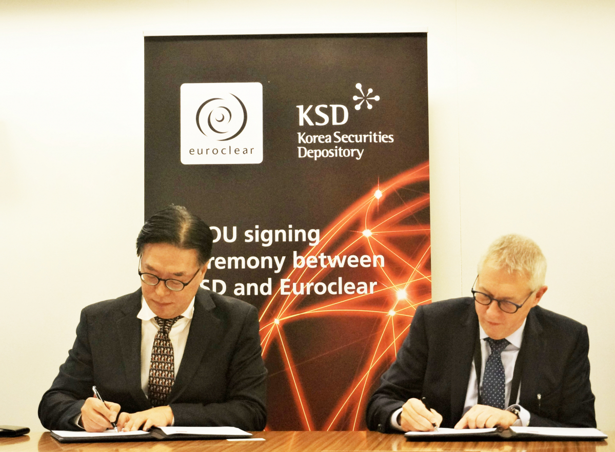 ▲ 이명호 한국예탁결제원 사장(왼쪽)과 피터 스나이어 유로클리어 CEO (한국예탁결제원)