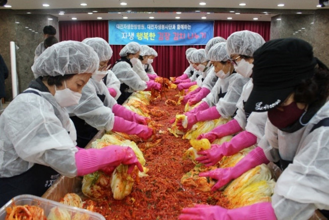 ▲대전자생한방병원 임직원과 자생봉사단원들이 김장김치를 버무리고 있다 (사진제공=자생의료재단)