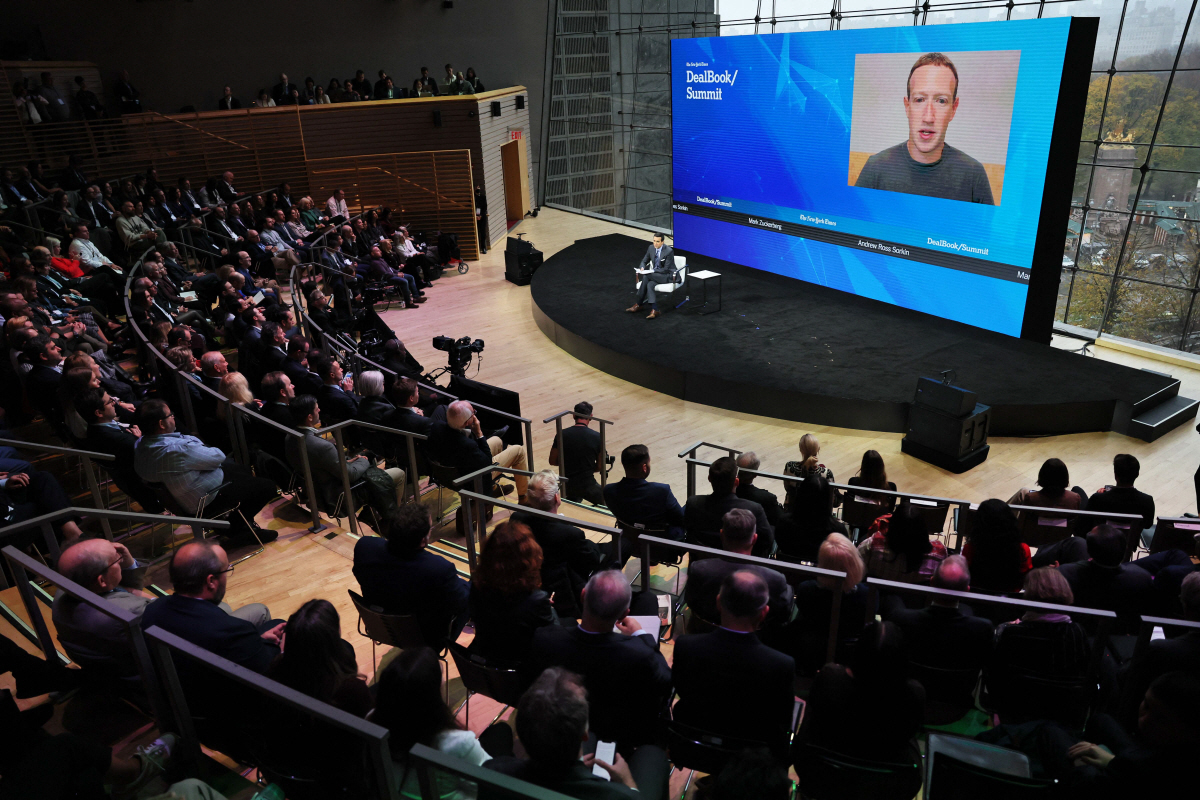 ▲마크 저커버그 메타 최고경영자(CEO)가 지난달 30일(현지시간) 뉴욕타임스(NYT)가 링컨센터에서 주최한 딜북 서밋에서 화상으로 연설하고 있다. 뉴욕(미국)/AFP연합뉴스