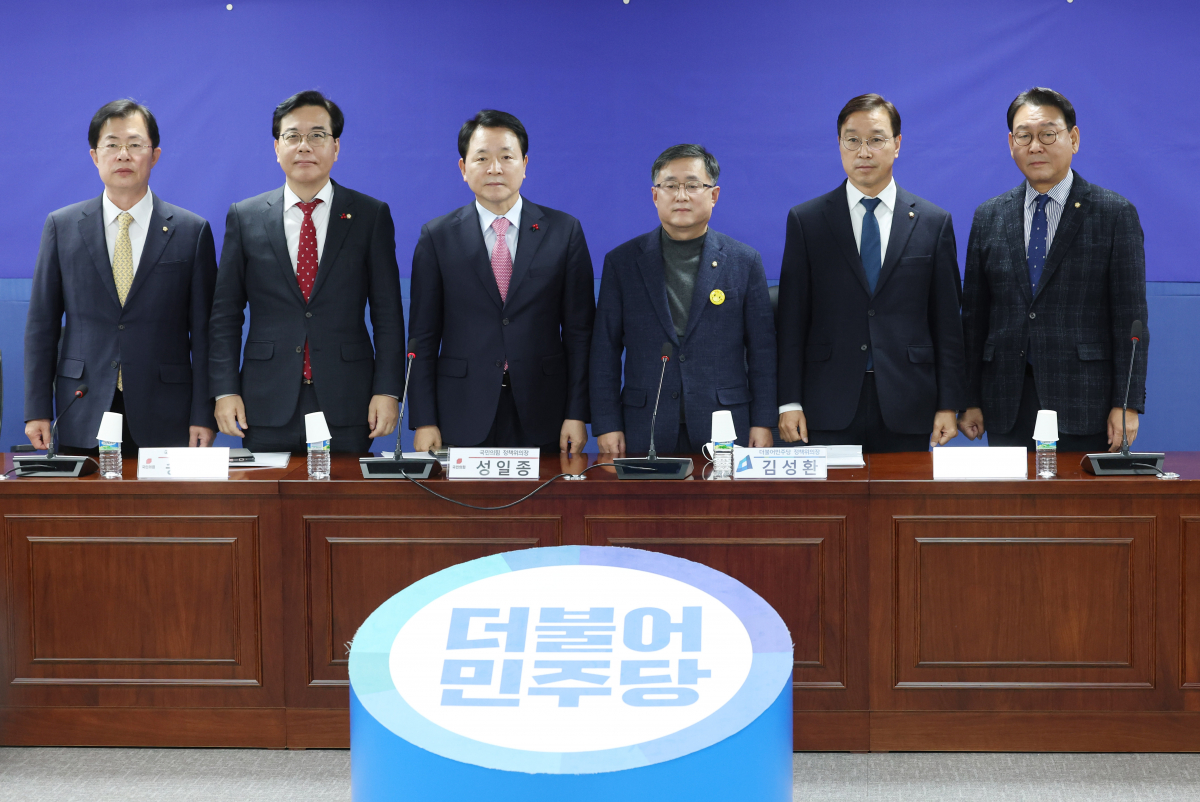 ▲더불어민주당 김성환 정책위의장이 1일 오전 국회 의원회관 더불어민주당 정책실에서 열린 여야 '3+3 정책 협의체' 첫 회의에서 발언하고 있다. 왼쪽부터 국민의힘 이만희 행안위 간사·송언석 원내수석부대표·성일종 정책위의장·더불어민주당 김성환 정책위의장·위성곤 원내정책수석부대표·김교흥 행안위 간사. (연합뉴스)