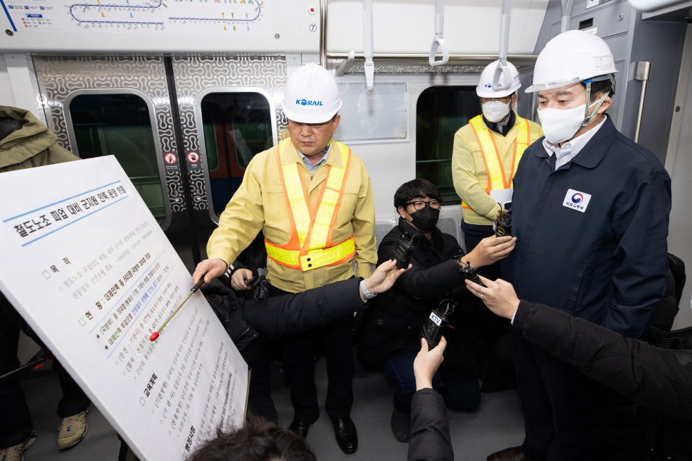 ▲원희룡 국토교통부 장관이 1일 구로차량사업소를 방문, 철도노조가 예고한 파업에 대비 준비현황을 점검하고 국민의 출퇴근길을 책임질 군 장병 등 대체인력을 격려했다. (사진제공=국토교통부)