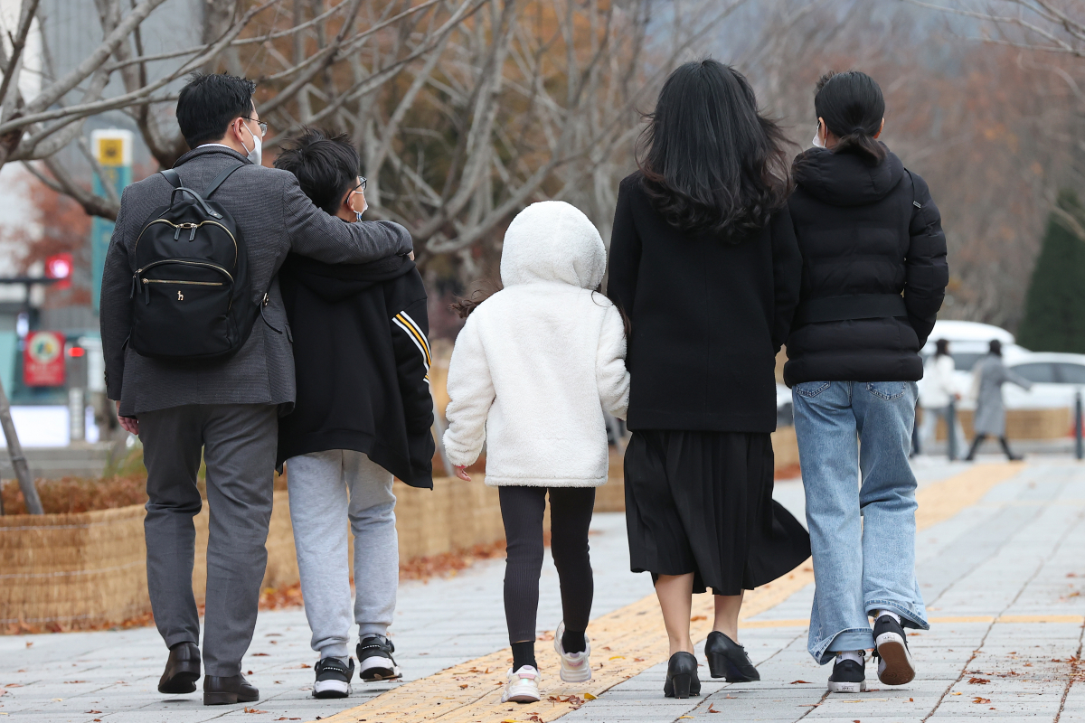 ▲ 서울 시내 아침에 지하철 5호선 광화문역 인근 한 가족이 이동하고 있다. (연합뉴스)