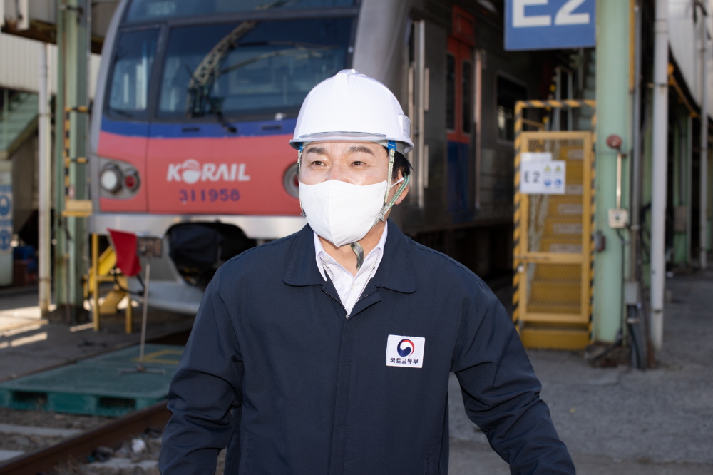 ▲원희룡 국토교통부 장관이 1일 구로차량사업소를 방문, 철도노조가 예고한 파업에 대비 준비현황을 점검하고 있다. (사진제공=국토교통부)
