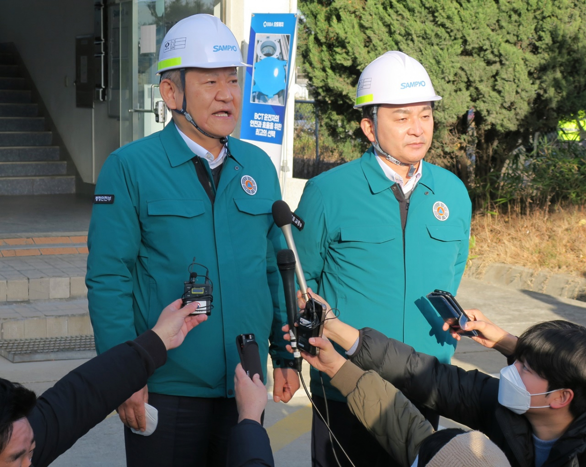 ▲1일 오후 인천 중구 삼표시멘트 인천사업소에서 이상민 행정안전부 장관(왼쪽)과 원희룡 국토교통부 장관이 화물연대 집단운송 거부와 관련 시멘트 유통 현장을 점검하고 있다. (뉴시스)