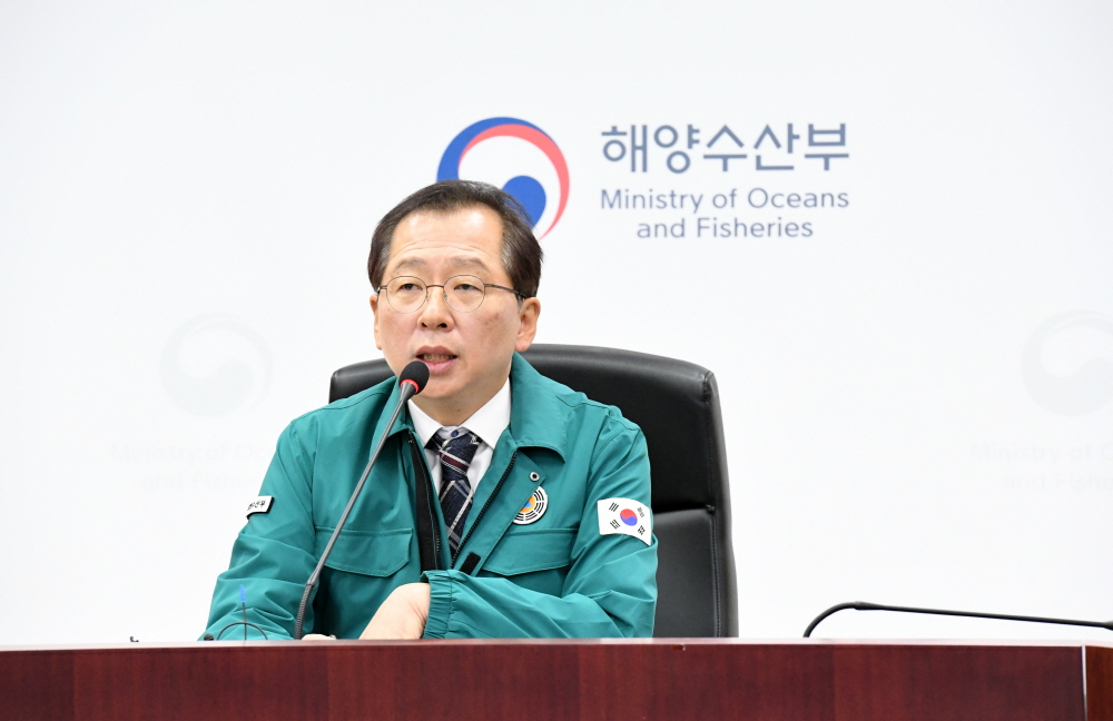 ▲조승환 해양수산부 장관이 2일 오전 10시 정부세종청사에서 화물연대의 집단운송거부 관련, 항만 운영상황 점검회의(영상)를 주재하고 있다. (사진제공=해양수산부)