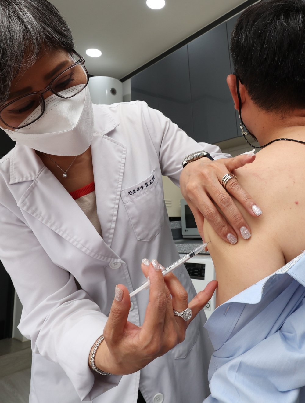 ▲ 서울 송파구 다나마취통증의학과의원에서 한 시민이 백신 접종을 받고 있다. 조현욱 기자 gusdnr8863@ (이투데이 DB)