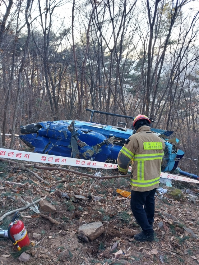▲2일 오후 경북 문경읍 마원리 봉명산 7부 능선에 비상착륙한 화물헬기. (사진제공=경북도소방본부)