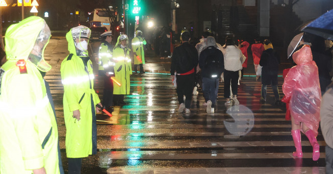 ▲29일 새벽 광화문에서 경찰들이 카타르 월드컵 대한민국과 가나의 경기를 응원한 시민들의 귀가를 안내하고 있다.  (연합뉴스)