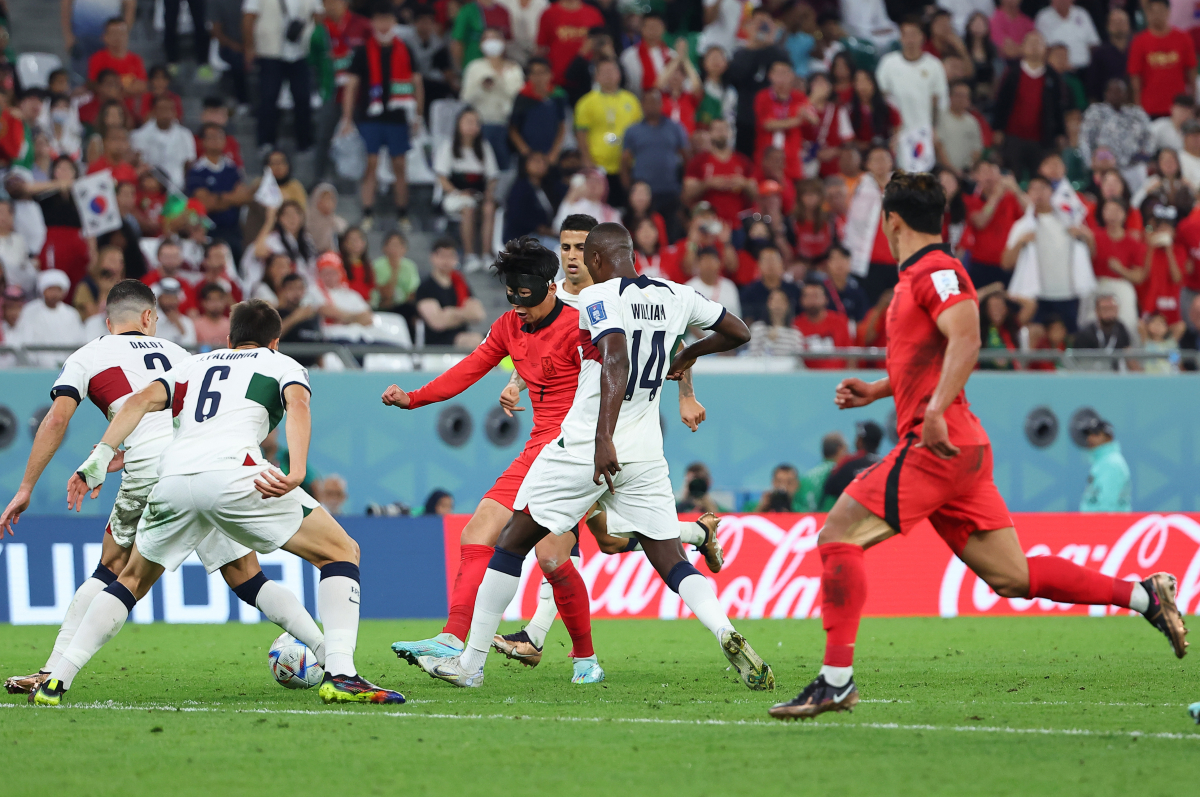 ▲3일 카타르 알라이얀 에듀케이션 시티 스타디움에서 열린 2022 카타르 월드컵 조별리그 H조 3차전 대한민국과 포르투갈 경기. 포르투갈 수비에 둘러싸인 손흥민이 옆에서 쇄도하는 황희찬을 향해 어시스트하고 있다. (연합뉴스)