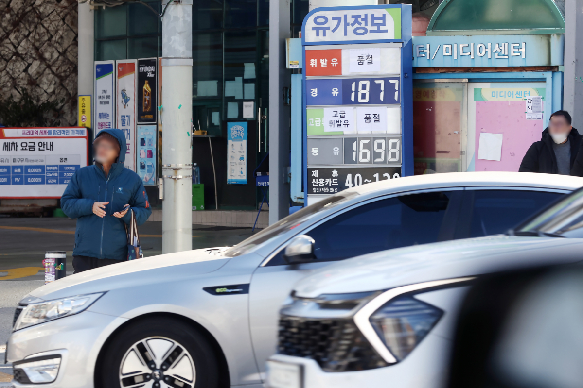 ▲민주노총 공공운수노조 화물연대 총파업이 9일째 이어지고 있는 2일 서울 시내 한 주유소에 휘발유 품절 안내문이 붙어있다. (연합뉴스)