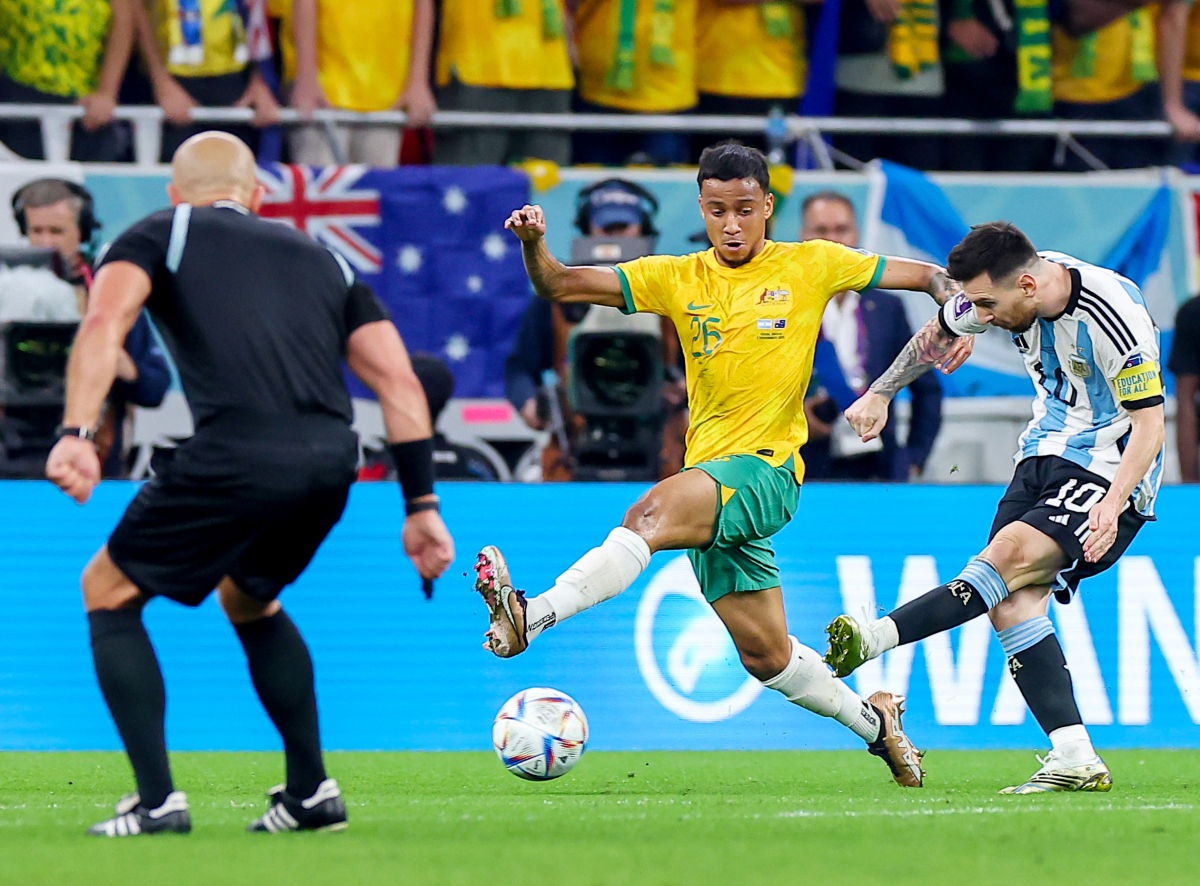 ▲3일 오후(현지시간) 카타르 알라이얀 아흐마드 빈 알리 스타디움에서 열린 2022 카타르 월드컵 16강전 아르헨티나와 호주의 경기. 아르헨티나 리오넬 메시가 선취골을 성공시키고 있다. 알라이얀(카타르)=연합뉴스