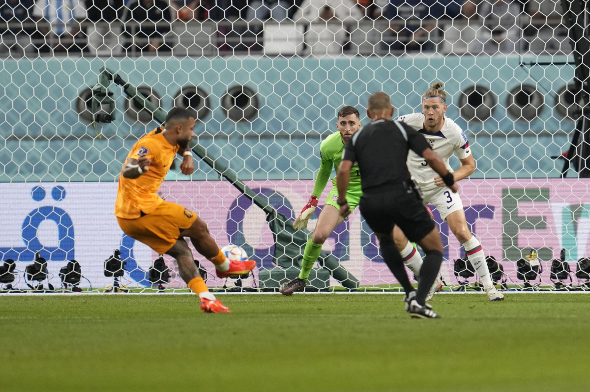 ▲네덜란드 멤피스의 데파이가 선제골을 넣고 있는 모습. AP=연합뉴스