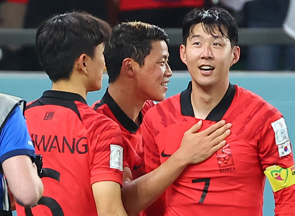 ▲3일 오전(한국시간) 카타르 알라이얀의 에듀케이션 시티 스타디움에서 열린 2022 카타르 월드컵 조별리그 H조 3차전 대한민국과 포르투갈 경기가 끝난 뒤 황인범(왼쪽부터), 황희찬, 손흥민이 기뻐하고 있다. 알라이얀=연합뉴스