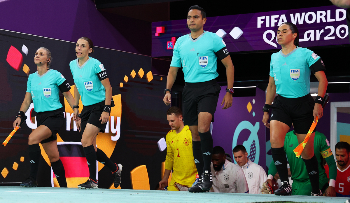 ▲1일(현지시간) 카타르 알코르 알바이트 스타디움에서 열린 2022 카타르 월드컵 조별리그 E조 3차전 코스타리카와 독일의 경기. 스테파니 프라파르 주심(왼쪽 두번째)를 비롯해 선심 및 대기심이 경기장에 들어서고 있다. 프라파르는 월드컵 역사상 처음으로 본선 경기 공식 심판으로 나선 여성으로 기록됐다. 왼쪽부터 네우사 백 부심, 프라파르 주심, 사이드 마르티네스 대기심, 카렌 디아스 메디나 부심. 알코르=연합뉴스