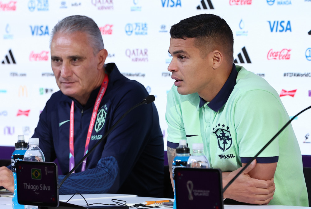 ▲2022 카타르 월드컵 16강전 한국과 브라질의 경기를 하루 앞둔 4일(현지시간) 카타르 알라이얀의 카타르 국립 컨벤션센터(QNCC)에 마련된 메인미디어센터(MMC)에서 브라질 치치 감독(왼쪽)과 치아구 시우바가 공식 기자회견을 하고 있다.  (연합뉴스)