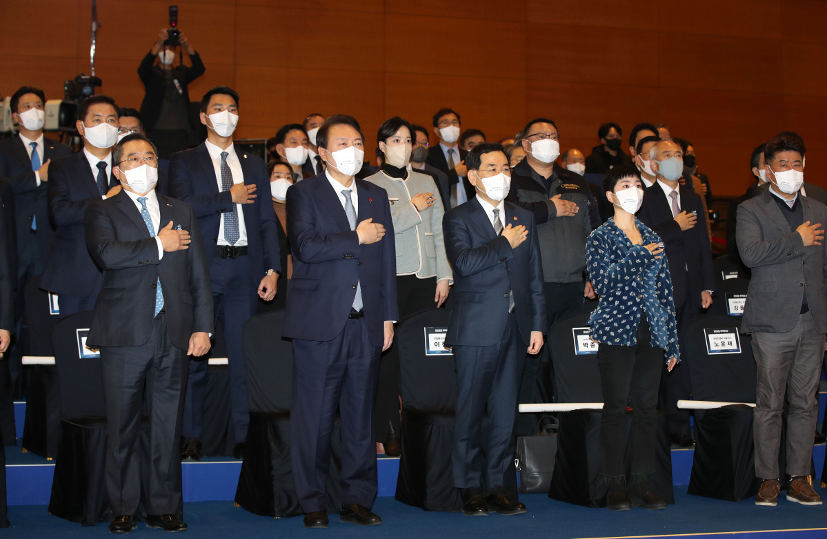 ▲윤석열 대통령이 5일 서울 삼성동 코엑스에서 열린 제59회 무역의날 기념식에서 국기에 대한 경례를 하고 있다. (뉴시스)