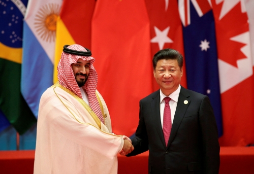 ▲무함마드 빈 살만 사우디아라비아 왕세자와 시진핑 중국 국가주석이 2016년 9월 4일 저장성에서 열린 G20 정상회의에서 만나 악수하고 있다. 항저우(중국)/로이터연합뉴스
