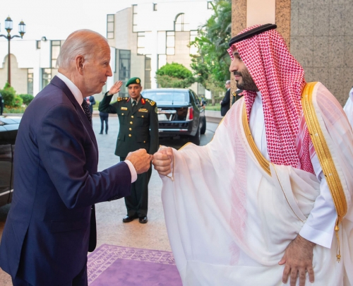 ▲조 바이든 미국 대통령이 7월 15일 사우디아라비아에서 무함마드 빈 살만 왕세자와 주먹 인사를 하고 있다. 제다(사우디아라비아)/UPI연합뉴스
