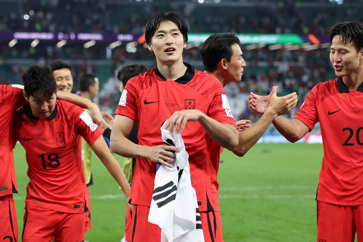 ▲2일(현지 시각) 카타르 알라이얀 에듀케이션 시티 스타디움에서 열린 2022 카타르 월드컵 H조 최종 3차전 대한민국과 포르투갈의 경기, 2대 1로 승리하며 16강 진출을 확정지은 조규성을 비롯한 대한민국 선수들이 기뻐하고 있다. (뉴시스)
