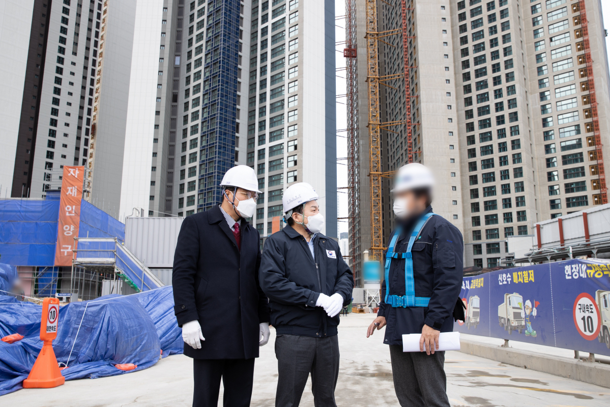 ▲원희룡(가운데) 국토교통부 장관은 5일 부산 공동주택 공사현장을 방문해 건설노조의 공사 중단 움직임에 따른 건설공사 피해 현황을 점검하고 있다 (사진제공=국토교통부)