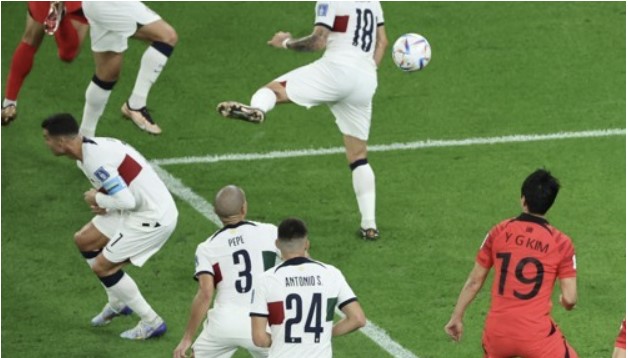 ▲3일 오전(한국시간) 열린 2022 카타르 월드컵 조별리그 H조 3차전 대한민국과 포르투갈 경기에서 전반 27분 이강인의 코너킥이 크리스티아누 호날두의 등에 맞고 골문 앞에 떨어지는 모습. (연합뉴스)