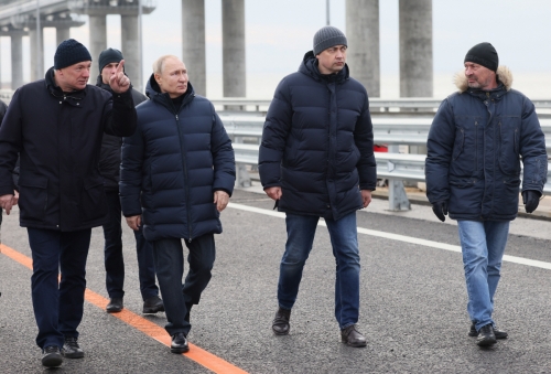 ▲블라디미르 푸틴 러시아 대통령이 5일(현지시간) 크림대교를 직접 찾아 걷고 있다. 크림/AP연합뉴스
