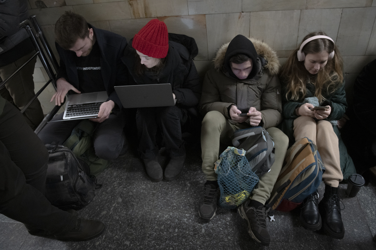 ▲우크라이나 시민이 5일(현지시간) 러시아 미사일 공습이 진행되는 동안 방공호에 모여 숨어있다. 키이우/AP연합뉴스