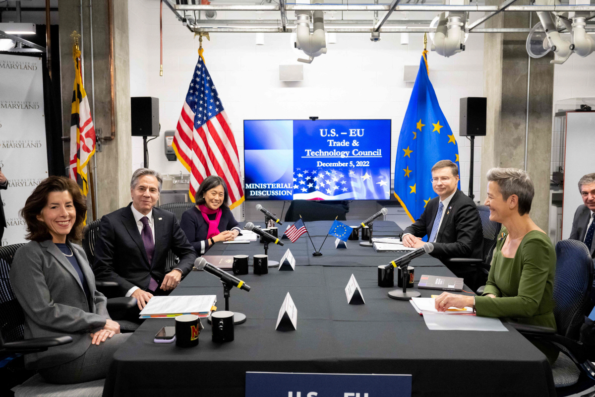 ▲왼쪽부터 시계 방향으로 지나 러몬도 미 상무부 장관과 토니 블링컨 미 국무장관, 캐서린 타이 미 무역대표부(USTR) 대표, 발디스 돔브로브스키스 유럽연합(EU) 집행위원회 수석부위원장, 마르그레테 베스타게르 EU 집행위 부위원장이 5일(현지시간) 미국 메릴랜드주 메릴랜드대학교에서 3차 미국-EU 무역기술위원회(TTC) 회의를 열고 있다. 메릴랜드(미국)/AFP연합뉴스
