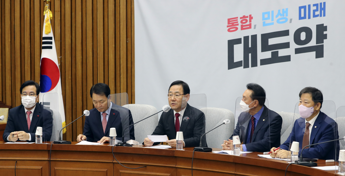 ▲주호영(가운데) 국민의힘 원내대표가 6일 서울 여의도 국회에서 열린 원내대책회의에서 발언하고 있다.  (국회사진기자단)