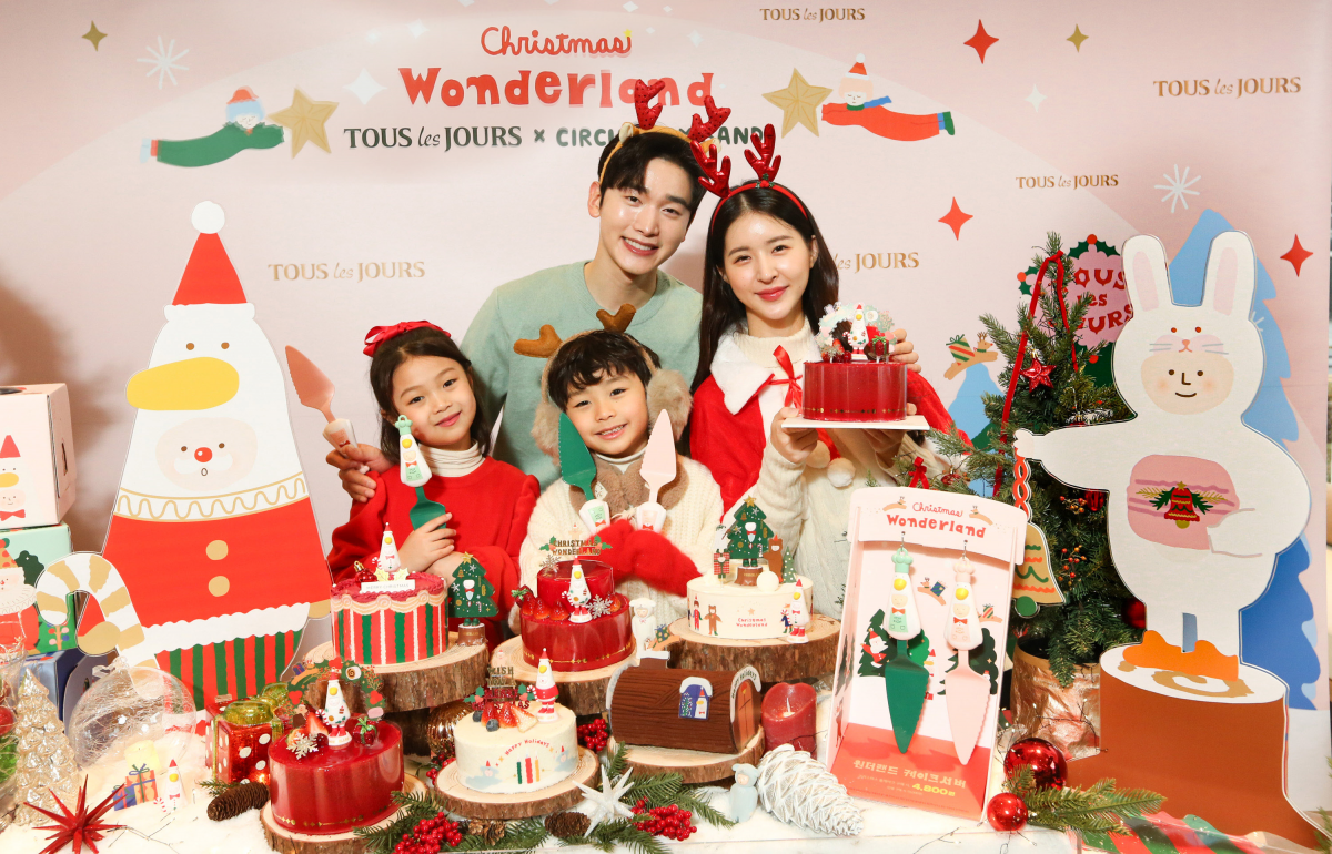 ▲모델들이 뚜레쥬르의 크리스마스 굿즈 상품을 소개하고 있다.  (사진제공=CJ푸드빌)