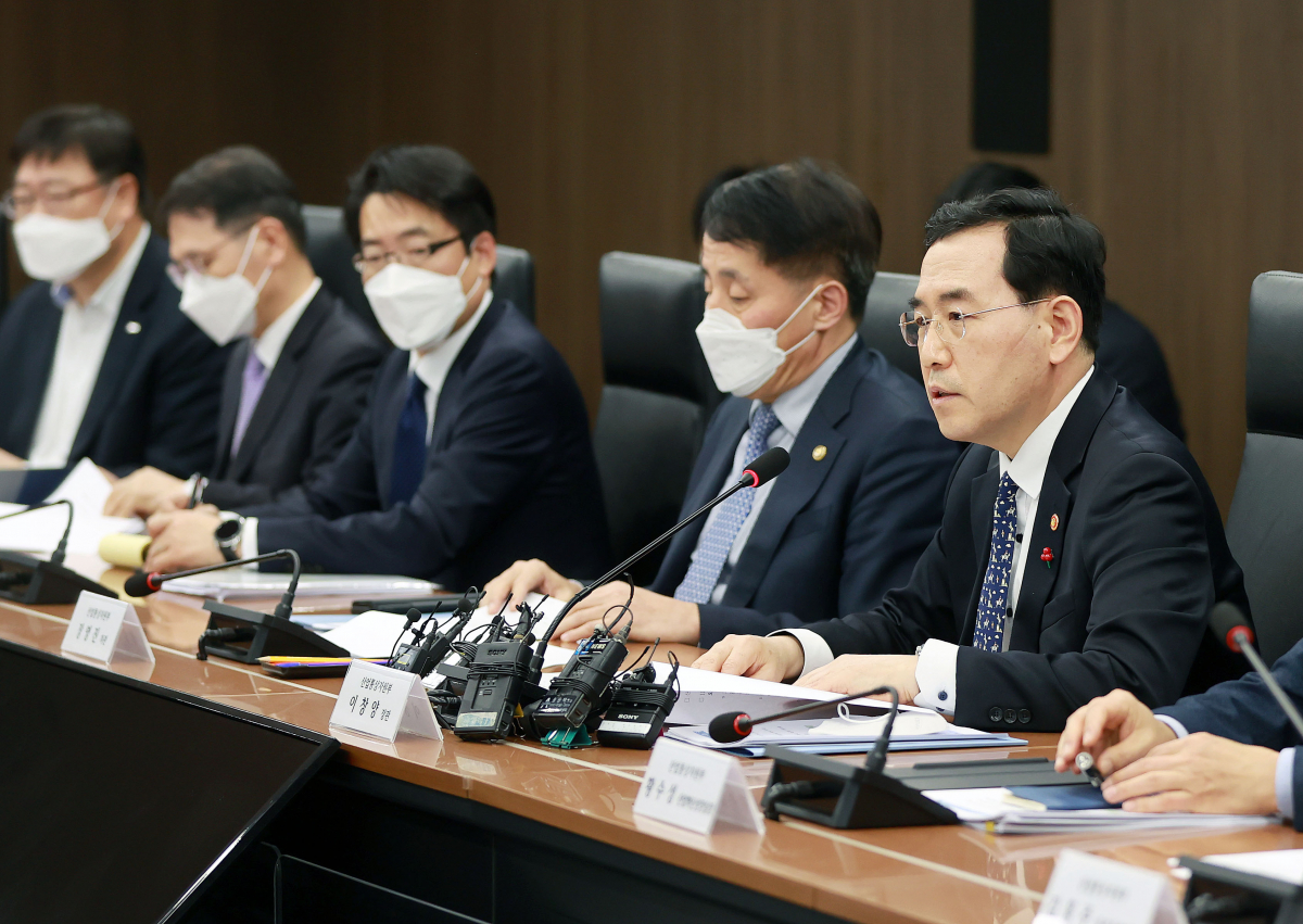 ▲6일 이창양 산업통상자원부 장관은 서울 대한상공회의소에서 철강, 석유화학, 정유, 시멘트, 무역 등 주요 업종 관계자와 만나 피해상황을 점검하기 위한 회의를 개최했다. (사진제공=산업통상자원부)