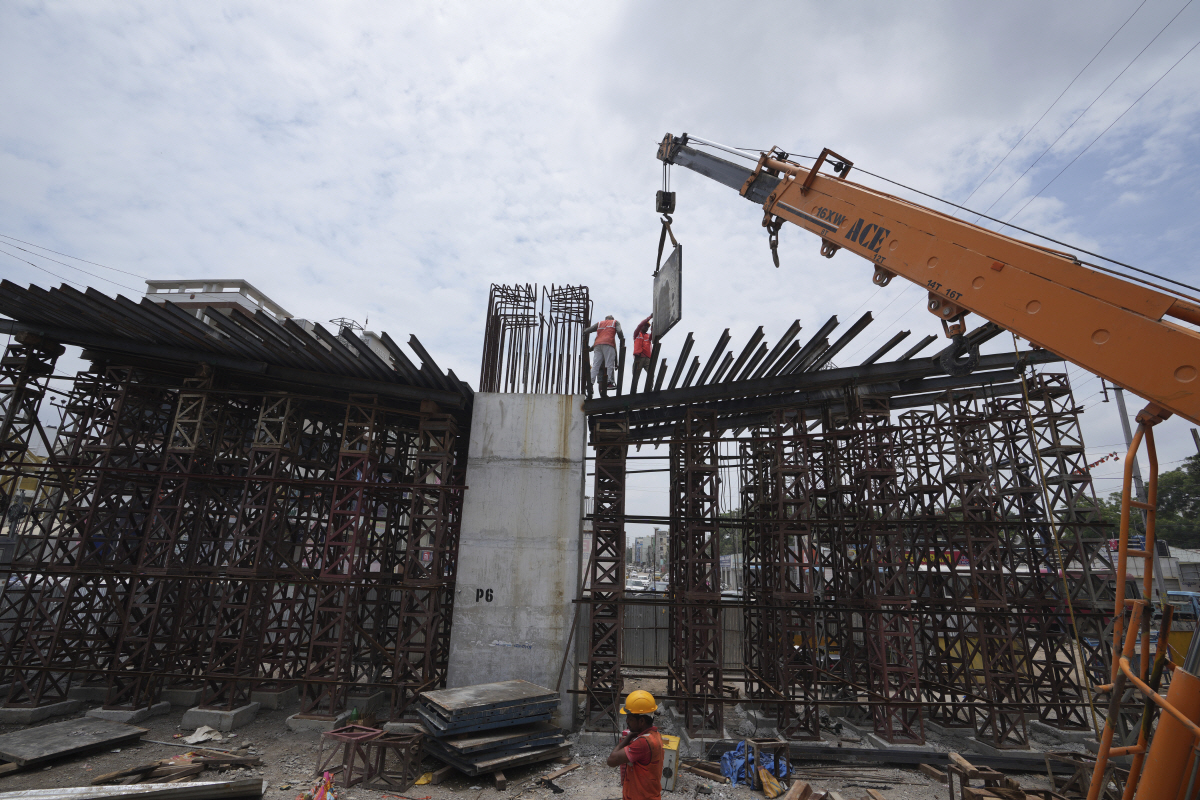 ▲인도 하이데라바드의 건설 현장에서 근로자들이 작업에 열중하고 있다. 하이데라바드(인도)/AP뉴시스
