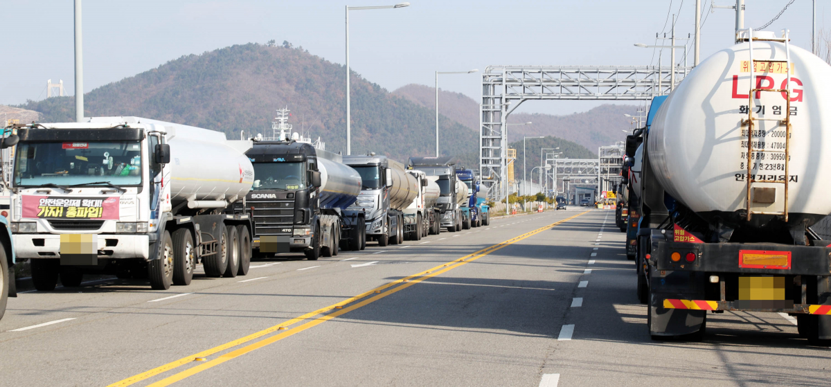 ▲화물연대 파업 13일째인 6일 석유화학업체가 밀집한 전남 여수국가산업단지에 운행을 중단한 정유차가 세워져 있다. (연합뉴스)