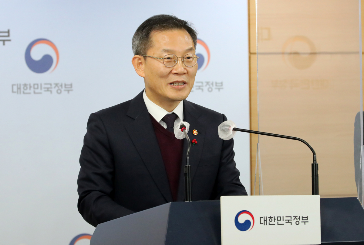 ▲이종호 과학기술정보통신부 장관이 6일 오후 서울 종로구 정부서울청사 브리핑실에서 판교 데이터센터 화재에 따른 부가통신서비스 장애에 대한 SK C&C, 카카오, 네이버 3사 시정요구를 발표하고 있다.  (뉴시스)