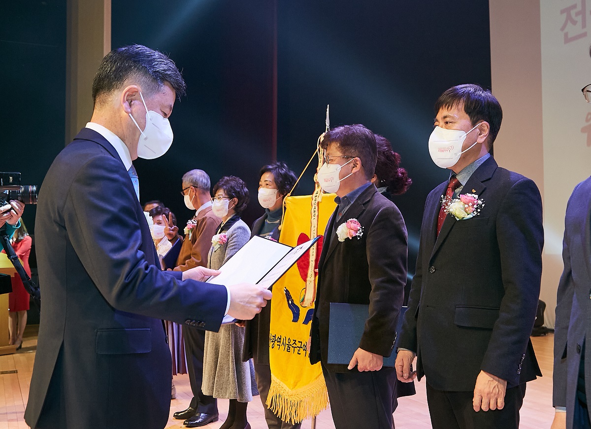 ▲5일 서울 서대문구 연세대 백주년기념관에서 열린 ‘2022년 대한민국 자원봉사대상’ 시상식에서 한창섭 행정안전부 차관(왼쪽)이 최윤석 SK인천석유화학 사장(오른쪽)에게 대통령 표창을 시상하고 있다. (사진제공=SK이노베이션)