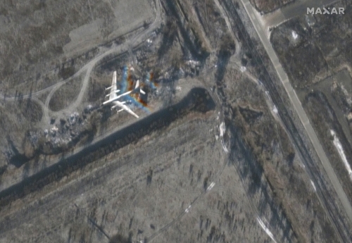 ▲러시아 사라토프주 엥겔스시 공군기지에 있던 비행기가 5일(현지시간) 드론 공격을 받았다. 엥겔스(러시아)/로이터연합뉴스
