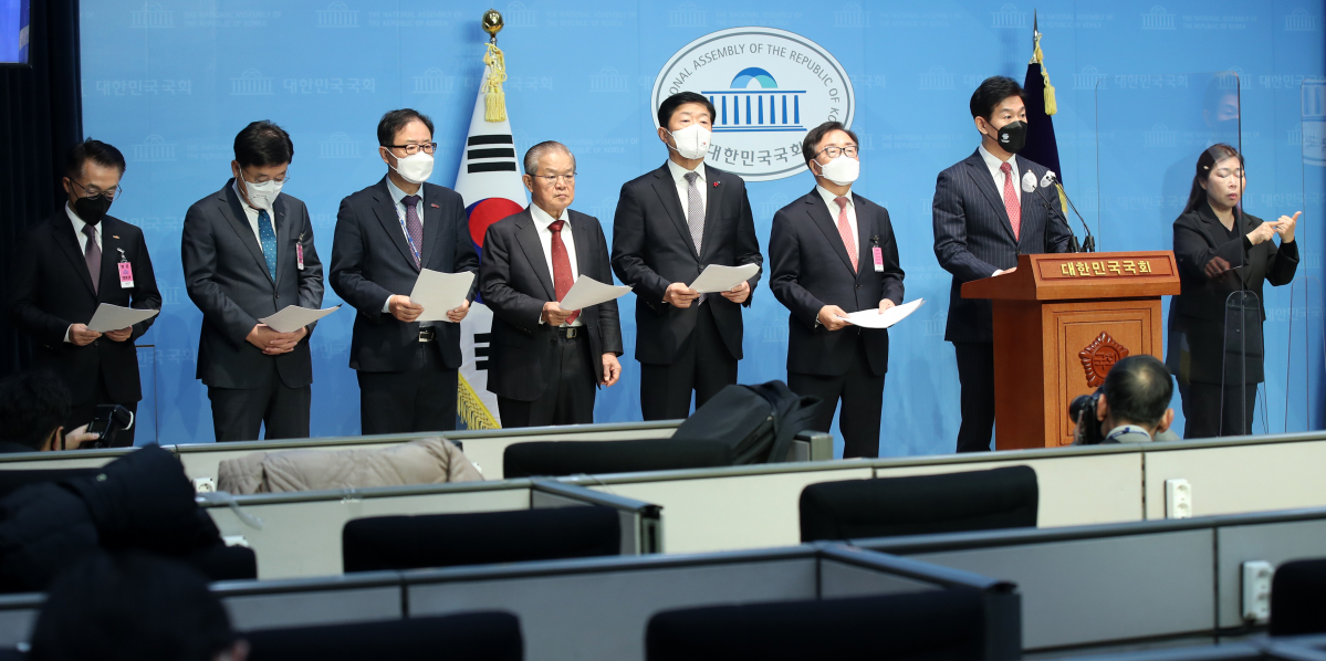 ▲경제6단체 부회장단이 6일 오전 서울 여의도 국회 소통관에서 공동 기자회견을 하고 있다. 이호준(왼쪽부터) 중견기업연합회 부회장, 정만기 무역협회 부회장, 정윤모 중소기업중앙회 부회장, 권태신 전경련 부회장, 우태희 대한상의 부회장, 이동근 경총 부회장, 이주환 국민의힘 의원. (뉴시스)