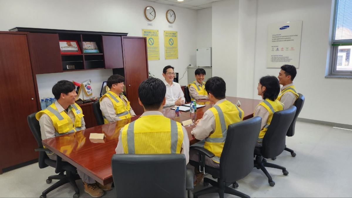 ▲이재용 삼성전자 회장이 UAE 바라카 원전 공사 현장을 방문해 현지 MZ 직원들과 간담회를 하고 있다. (제공=삼성전자)