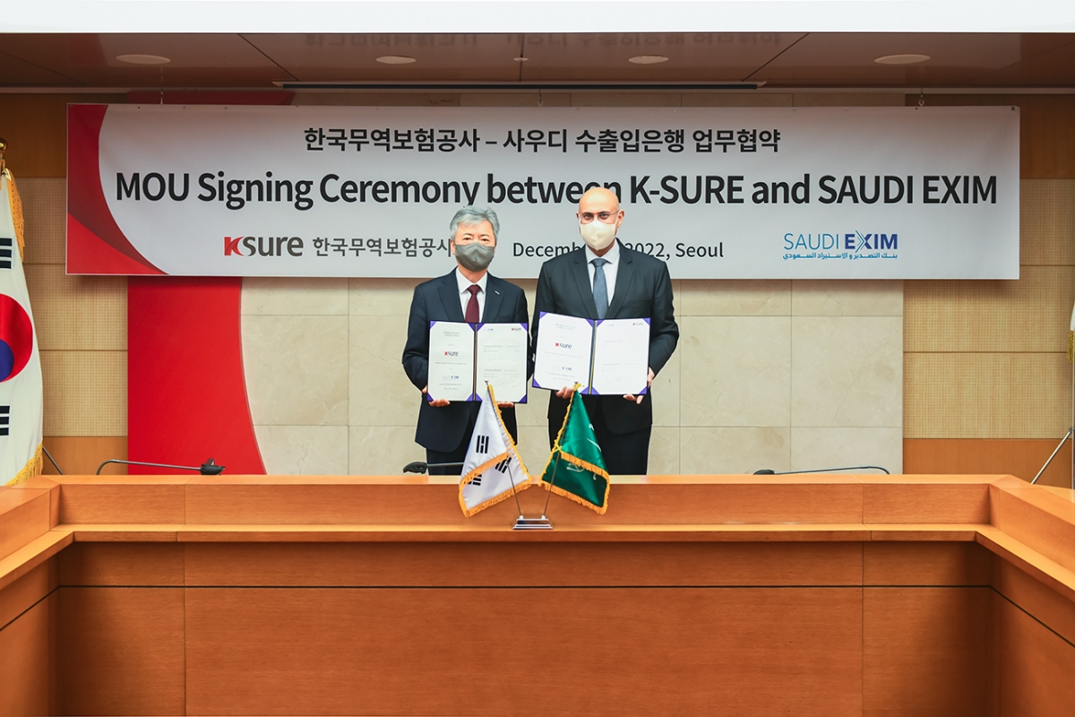 ▲이인호 한국무역보험공사 사장(왼쪽)이 6일 서울시 종로구 무역보험공사에서 사아드 알-칼브(Saad A. Alkhalb) 사우디 수출입은행 사장(오른쪽)과 업무협약서에 서명 후 기념촬영을 하고 있다. (사진제공=한국무역보험공사)