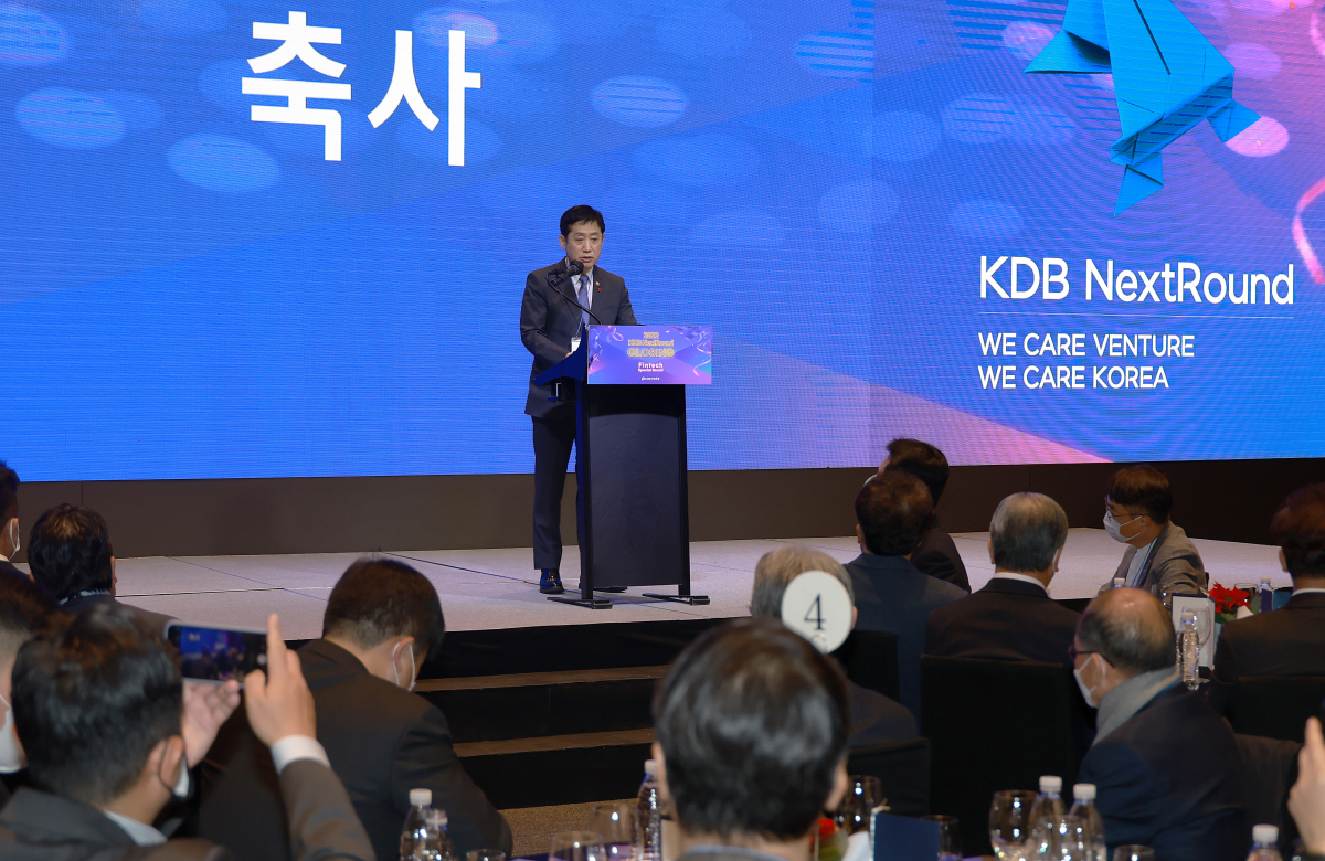 ▲김주현 금융위원장이 7일 오전 서울 여의도 글래드호텔 블룸홀에서 스타트업 투자유치 활성화를 위한 산업은행 넥스트라운드 '핀테크스페셜 라운드' 행사에 참석해 정부의 디지털 금융혁신과 핀테크 활성화에 대한 정책방향을 설명하고 투자유치에 나선 핀테크 스타트업들을 격려했다.  (사진제공=금융위원회)
