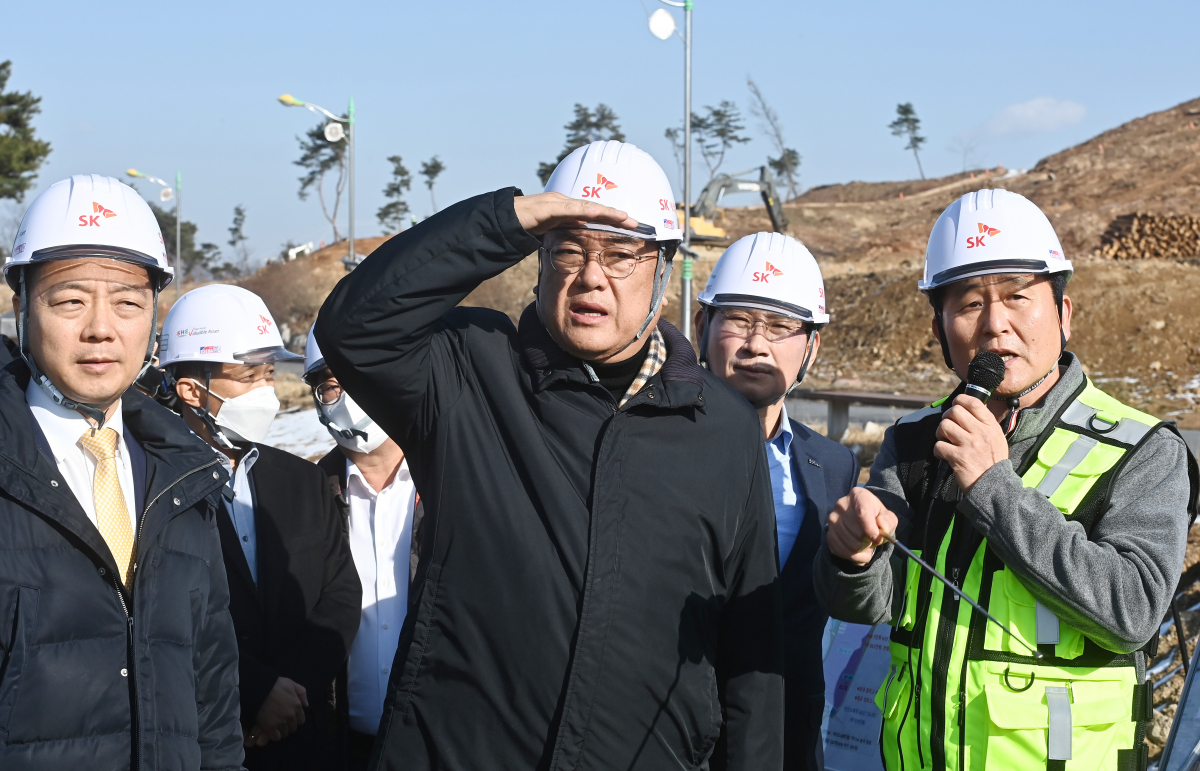 ▲[용인=뉴시스] 김종택 기자 = 정진석 국민의힘 비상대책위원장이 7일 경기도 용인시 처인구 원삼면 '용인 반도체클러스터 조성사업' 현장을 방문해 공사현황을 살펴보고 있다. 2022.12.07. jtk@newsis.com